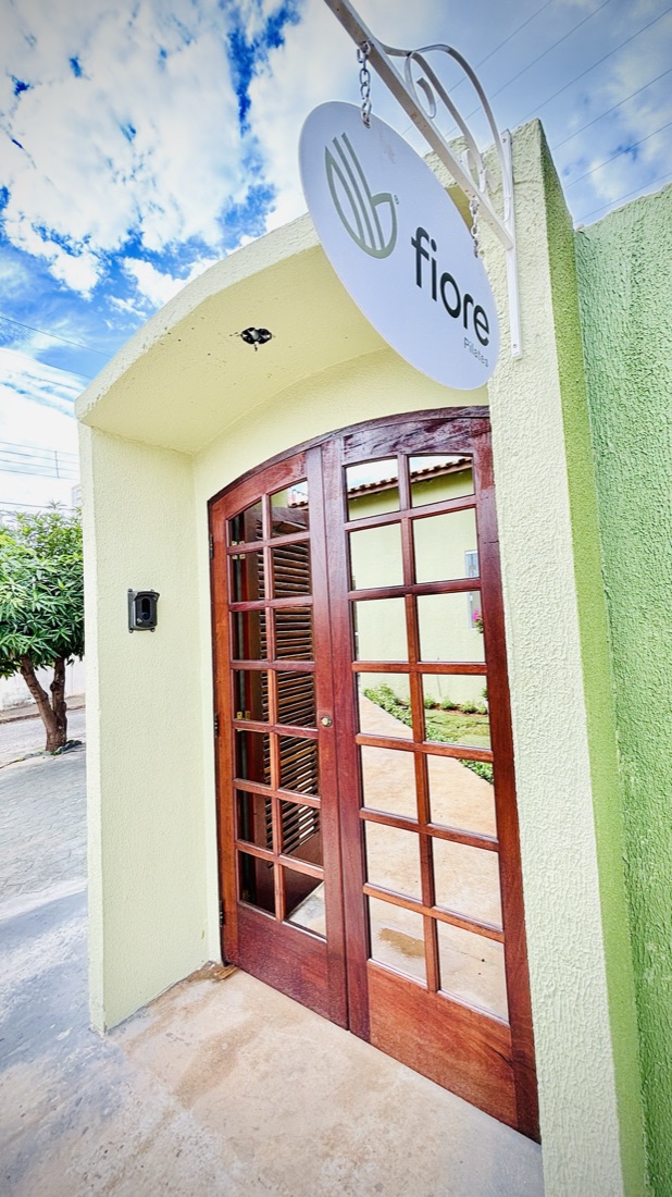 Fachada e entrada do estúdio Fiore em Bauru
