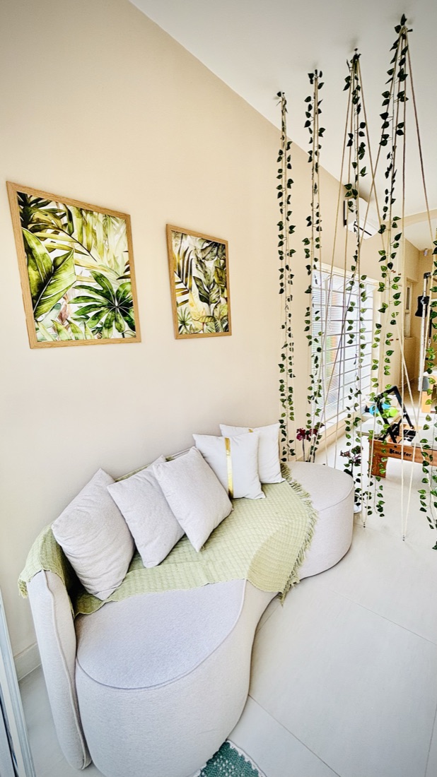 Recanto acolhedor do estúdio Fiore, com plantas e luz natural