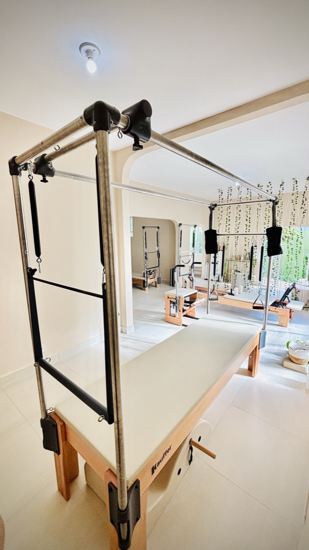 Sala de Pilates da Fiore com aparelhos e luz natural