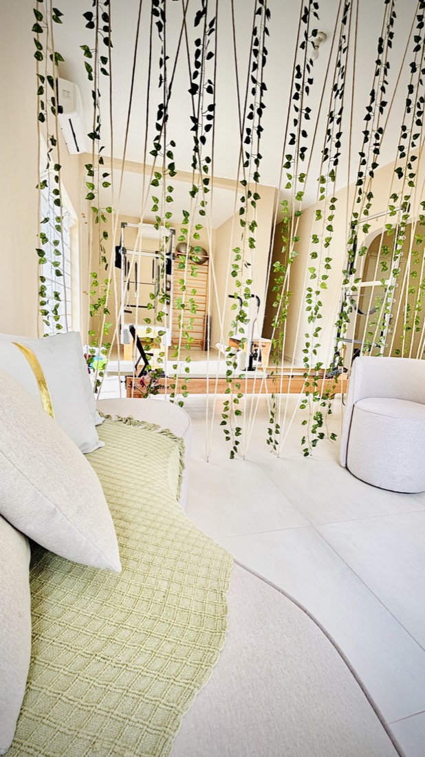 Espaço acolhedor do Fiore Pilates com luz natural e plantas